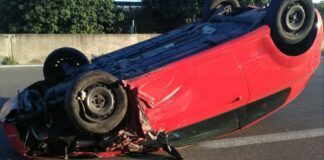 Scontro fra auto SS16, Fiat Punto ribaltata e due feriti