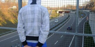 Sassi da cavalcavia sulla SS16: riconosciuti otto ragazzi tra gli 11 ed i 12 anni