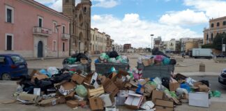 Emergenza rifiuti: «Esercito subito per rimuovere i rifiuti. C’è rischio sanitario»