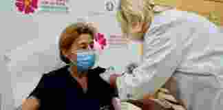 Covid, iniziato il V-day in Puglia. La prima vaccinata esulta: «Evviva!»