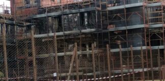 Paura in via Napoli, incendio avvolge due palazzine abitate e in ristrutturazione: tre feriti