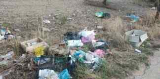 Materassi e rifiuti abbandonati nella periferia di San Ferdinando, la denuncia sui social