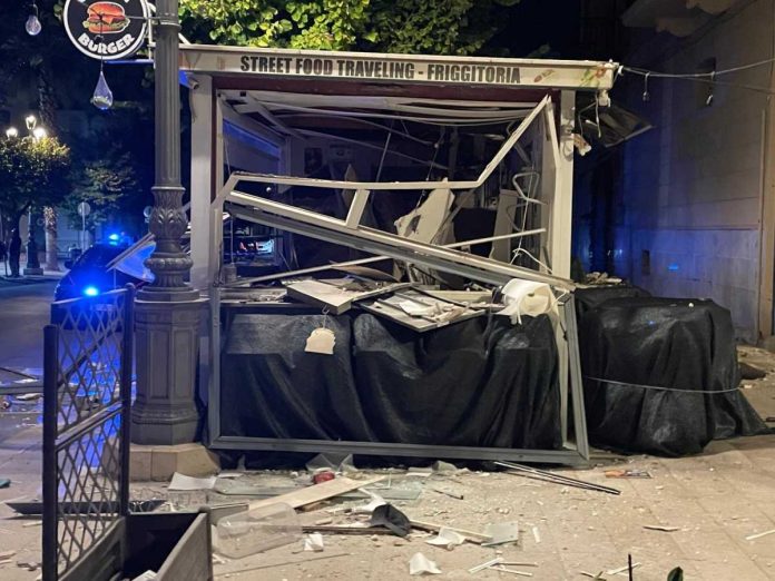 chiosco distrutto esplosione piazza costituzione san ferdinando